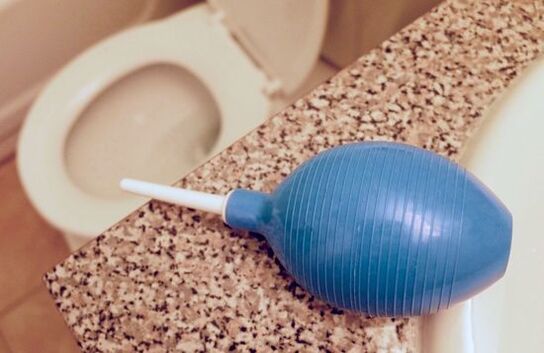 Enema fir Parasiten aus dem Kierper ze entfernen