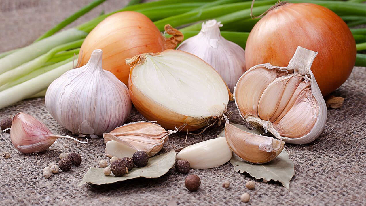 Knuewel an Zwiebelen fir d'Behandlung vu Würmer